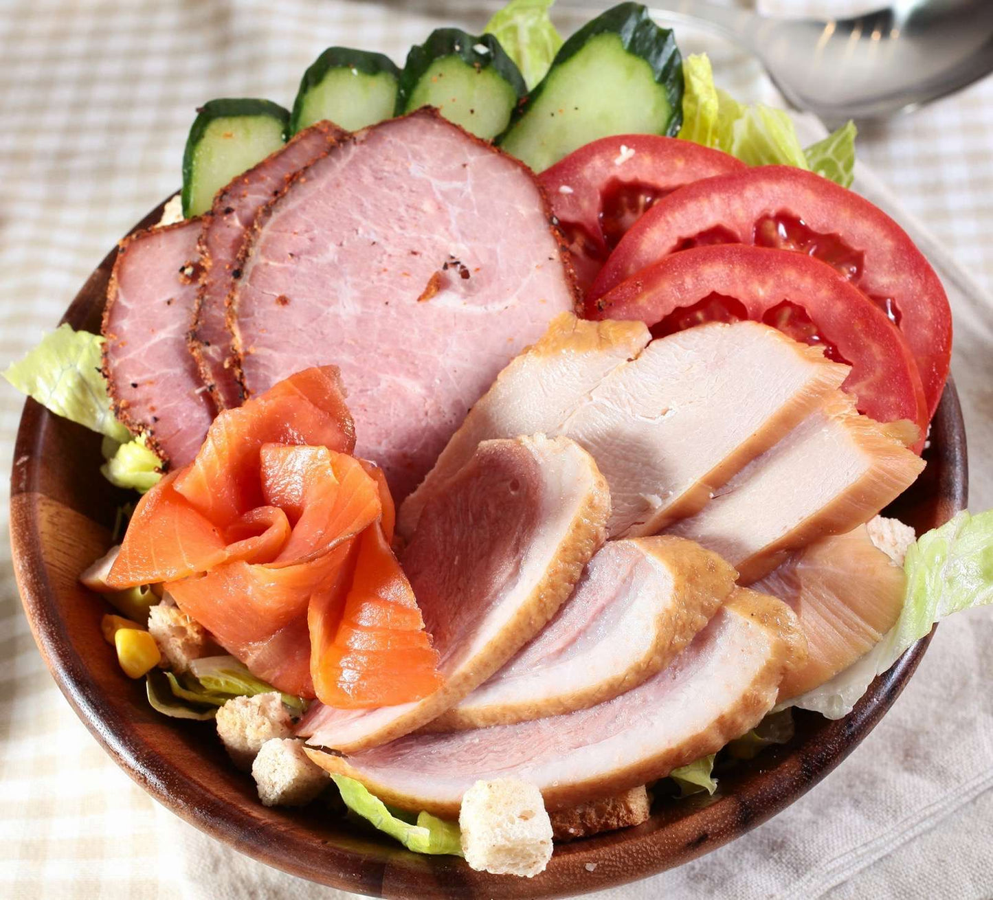 001 意式凍盤 ( 煙三文魚, 煙鴨胸, 烤雞肉, 燒黑椒牛肉 ) 拌凱撒沙律配黑醋汁