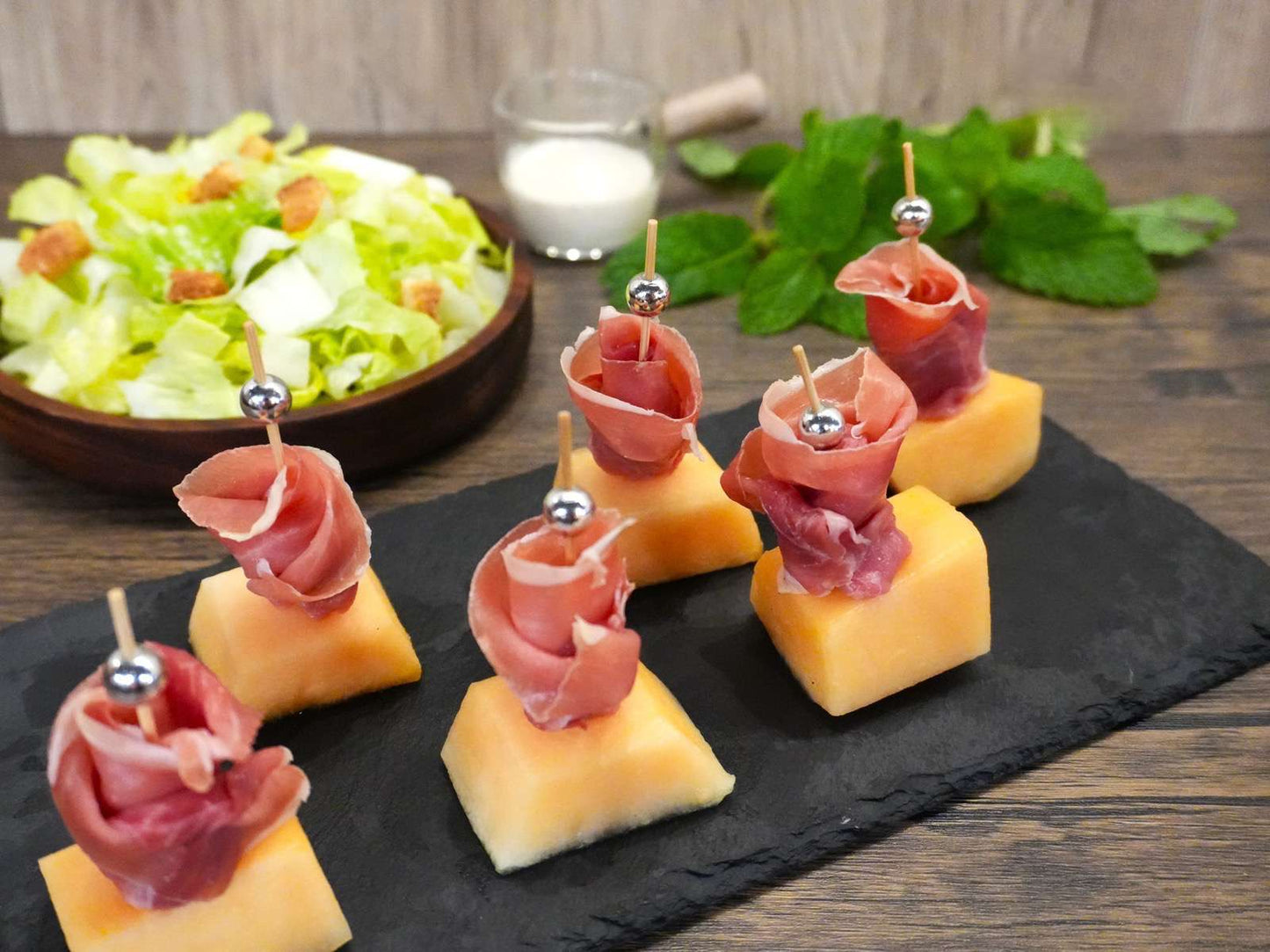 004 意式巴馬火腿哈密瓜卷拌凱撒沙律配黑醋汁