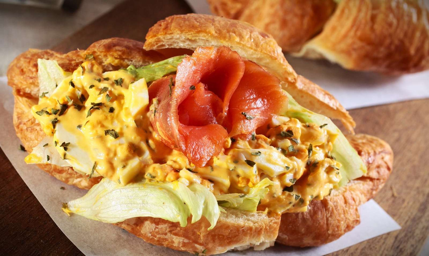 016 煙三文魚碎蛋沙律牛角酥