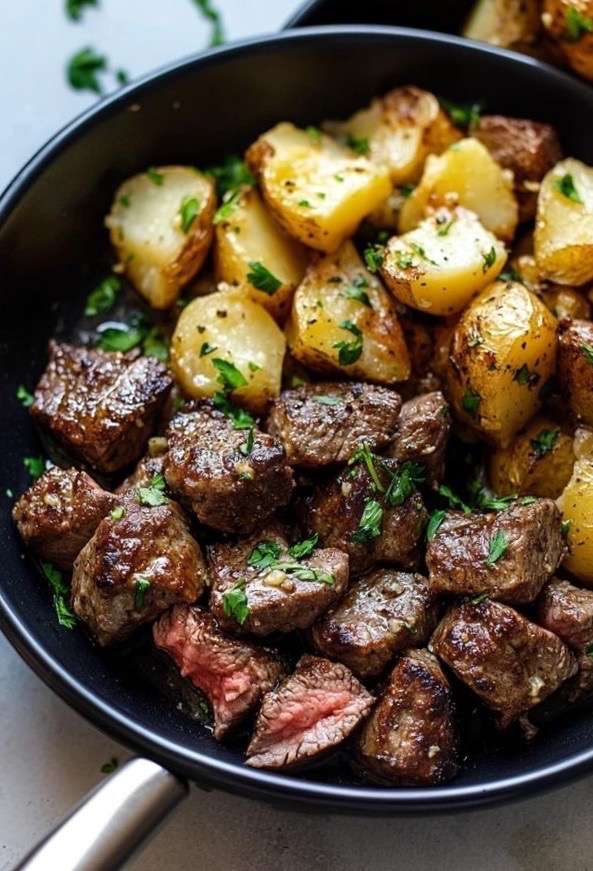 084 蒜香黑椒薯仔牛柳粒